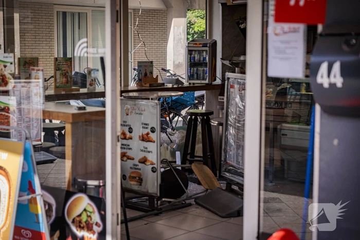 Raam aan diggelen bij inbraak De Kebab Specialist