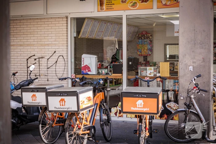 Raam aan diggelen bij inbraak De Kebab Specialist