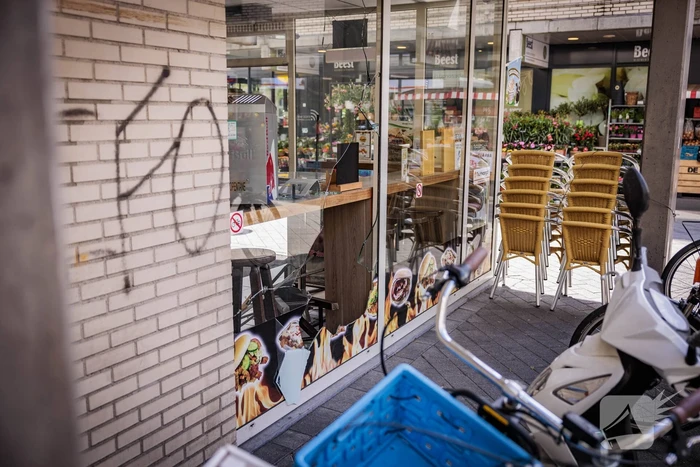 Raam aan diggelen bij inbraak De Kebab Specialist