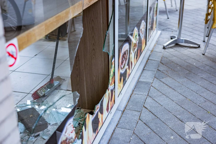 Raam aan diggelen bij inbraak De Kebab Specialist