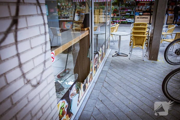 Raam aan diggelen bij inbraak De Kebab Specialist