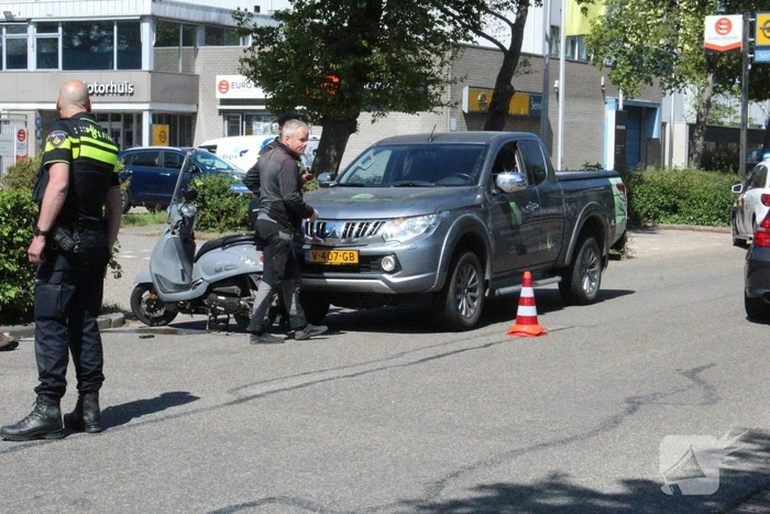 Scooterrijder gewond bij botsing met pick-up truck