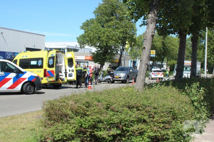 Scooterrijder gewond bij botsing met pick-up truck