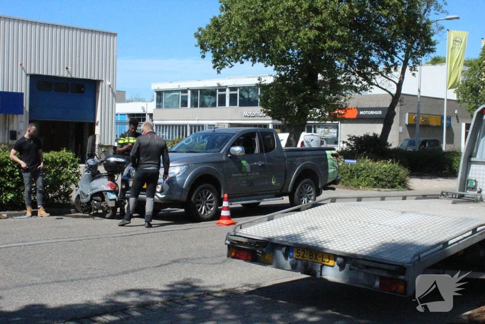 Scooterrijder gewond bij botsing met pick-up truck