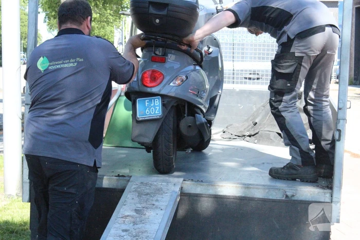 Scooterrijder gewond bij botsing met pick-up truck