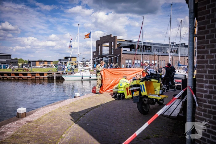Schipper redt persoon uit het water