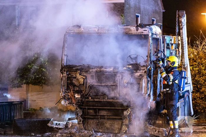 Vrachtwagen volledig uitgebrand