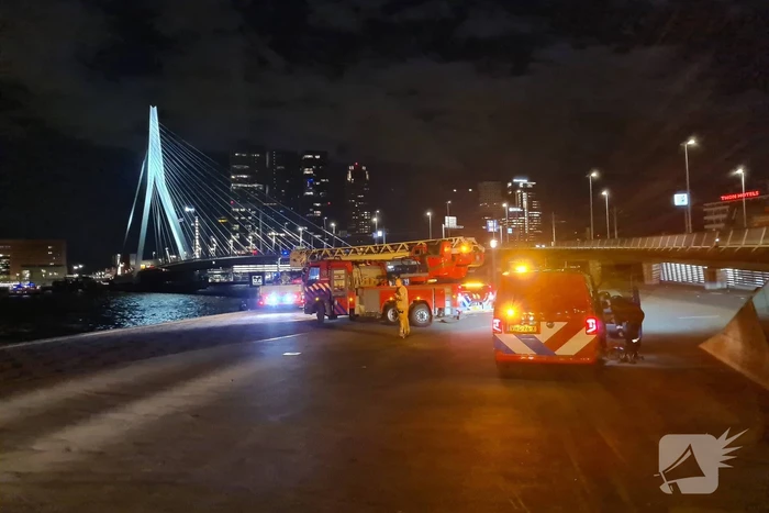 Grote zoekactie naar persoon te water Erasmusbrug