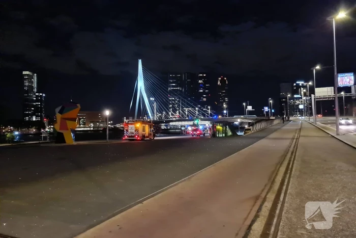Grote zoekactie naar persoon te water Erasmusbrug