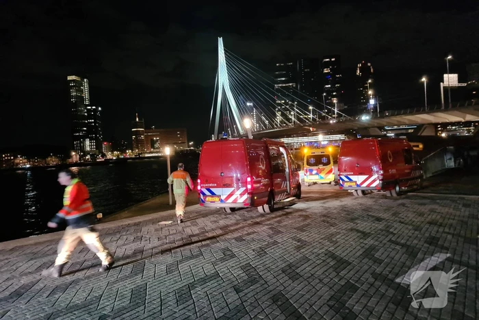 Grote zoekactie naar persoon te water Erasmusbrug