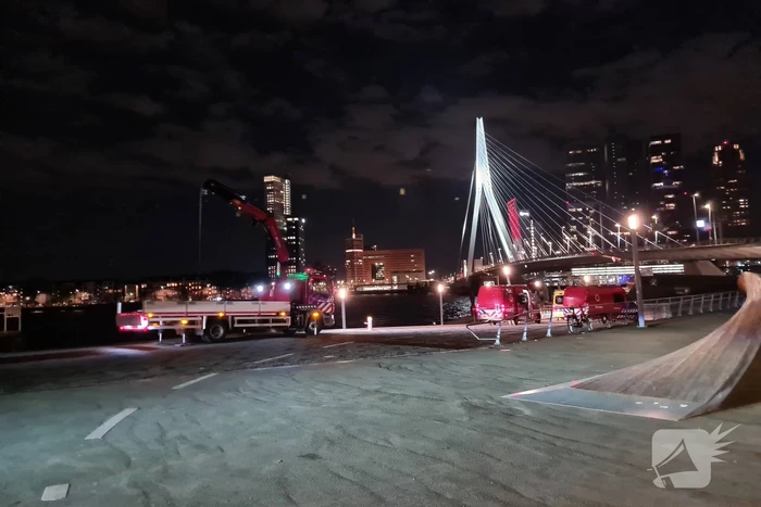 Grote zoekactie naar persoon te water Erasmusbrug