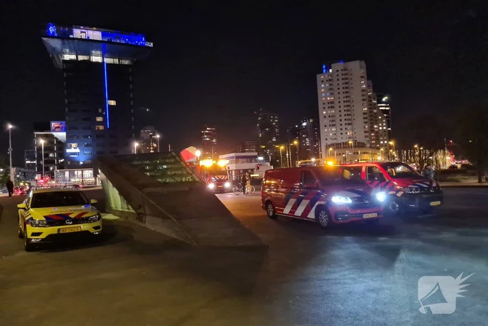 Grote zoekactie naar persoon te water Erasmusbrug