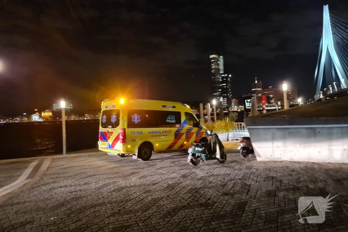 Grote zoekactie naar persoon te water Erasmusbrug