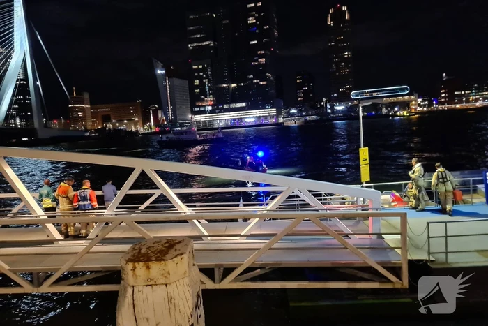 Grote zoekactie naar persoon te water Erasmusbrug