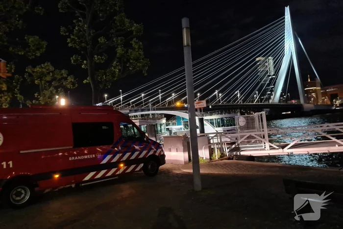 Grote zoekactie naar persoon te water Erasmusbrug