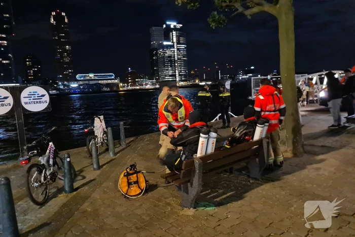 Grote zoekactie naar persoon te water Erasmusbrug