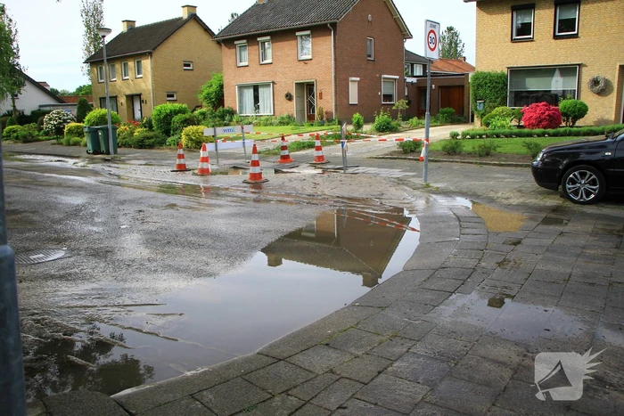 Straat onderwater door geknapte waterleiding
