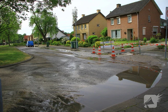 Straat onderwater door geknapte waterleiding