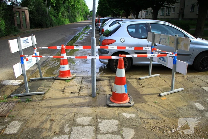 Straat onderwater door geknapte waterleiding