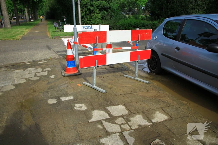 Straat onderwater door geknapte waterleiding
