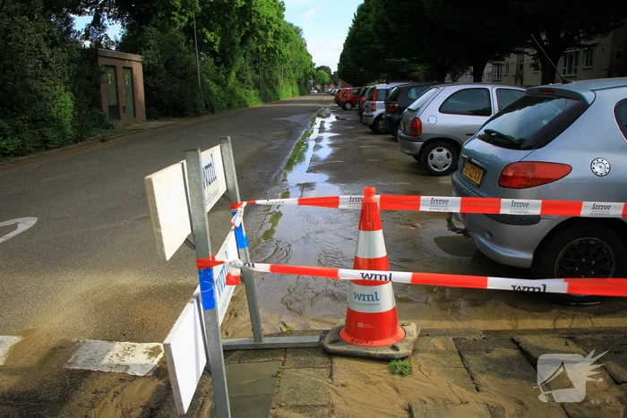 Straat onderwater door geknapte waterleiding