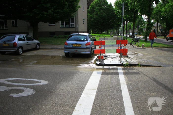 Straat onderwater door geknapte waterleiding