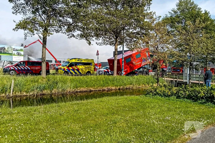 Enorme rookwolken bij brand in bedrijfspand industrieterrein