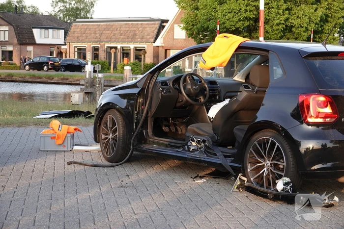 Brandweer knipt slachtoffer uit auto