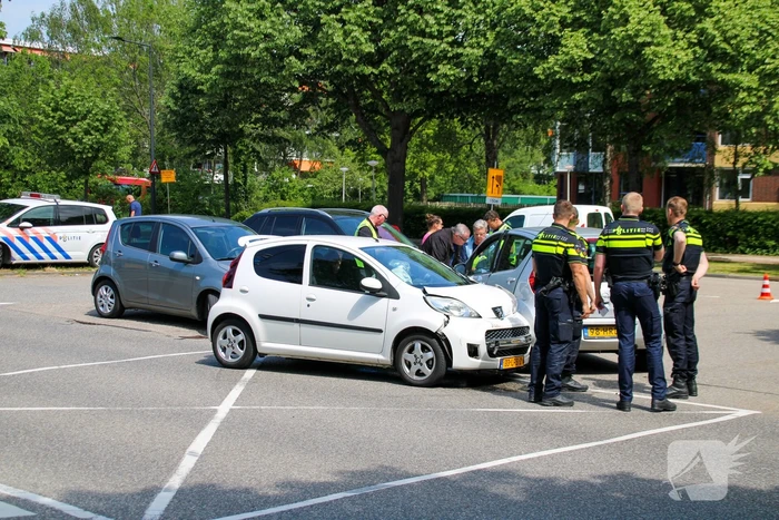 Veel schade bij ongeval tussen twee auto's