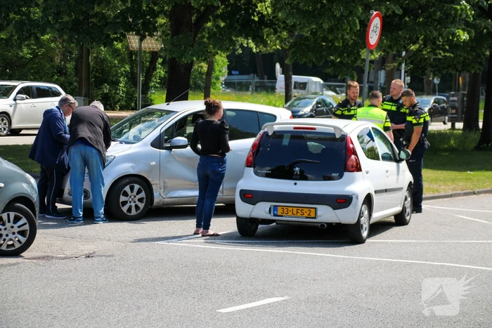 Veel schade bij ongeval tussen twee auto's