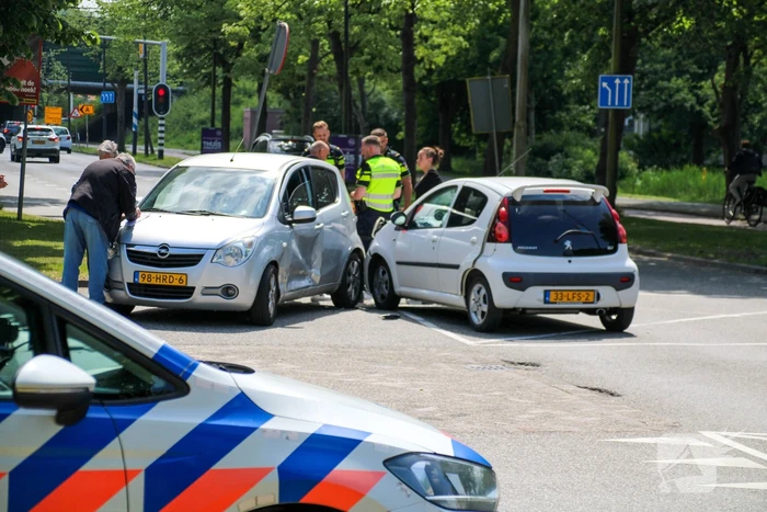 Veel schade bij ongeval tussen twee auto's