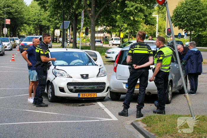 Veel schade bij ongeval tussen twee auto's