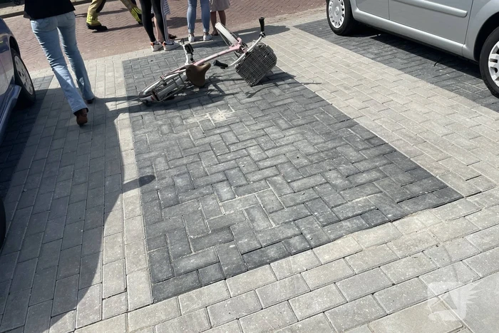 Kind vast in spaken van fiets