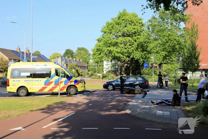 Scooter met twee opzittenden aangereden