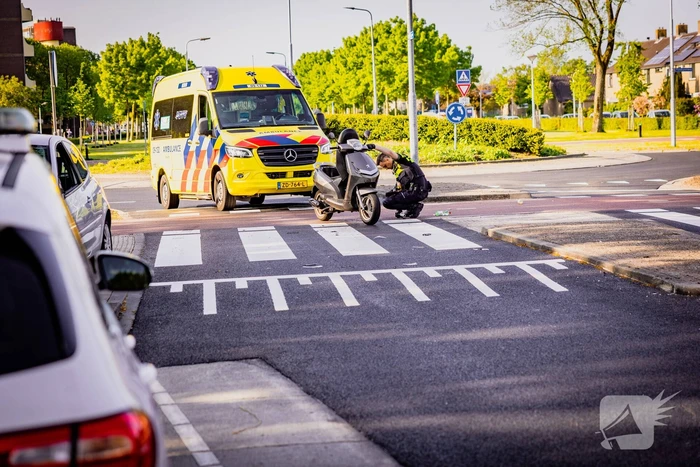 Scooter met twee opzittenden aangereden