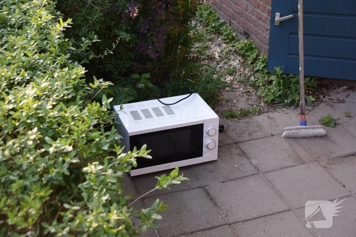 Bewoner zorgcentrum stopt natte afstandsbediening in magnetron