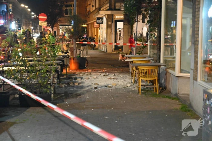 Gevaarlijke situatie door vallende stenen uit gevel