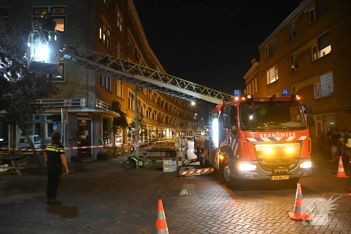Gevaarlijke situatie door vallende stenen uit gevel