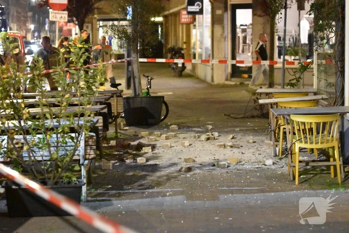 Gevaarlijke situatie door vallende stenen uit gevel