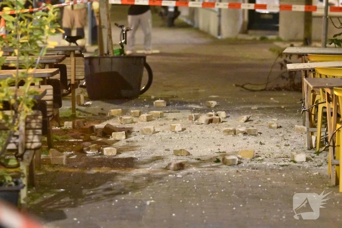 Gevaarlijke situatie door vallende stenen uit gevel
