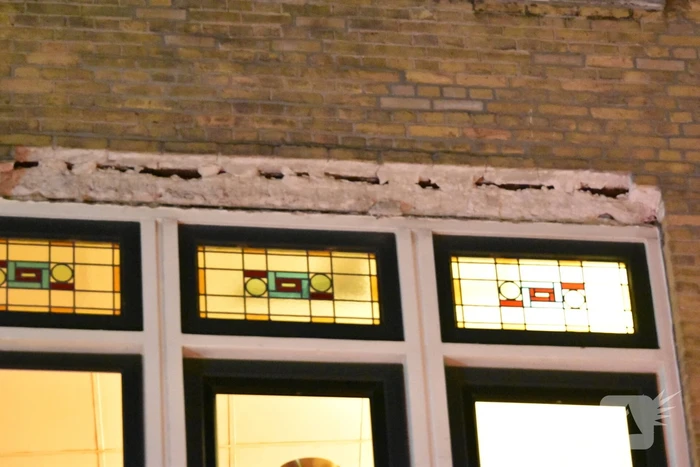 Gevaarlijke situatie door vallende stenen uit gevel