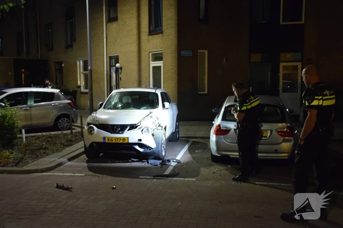 Auto zwaar beschadigd na explosie