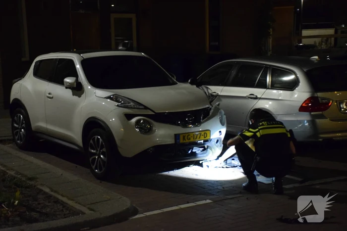 Auto zwaar beschadigd na explosie