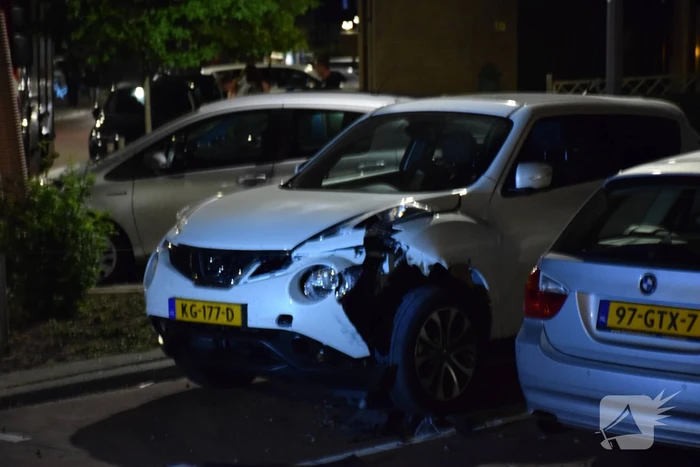 Auto zwaar beschadigd na explosie