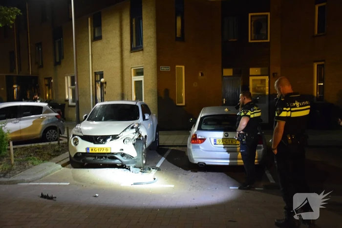 Auto zwaar beschadigd na explosie