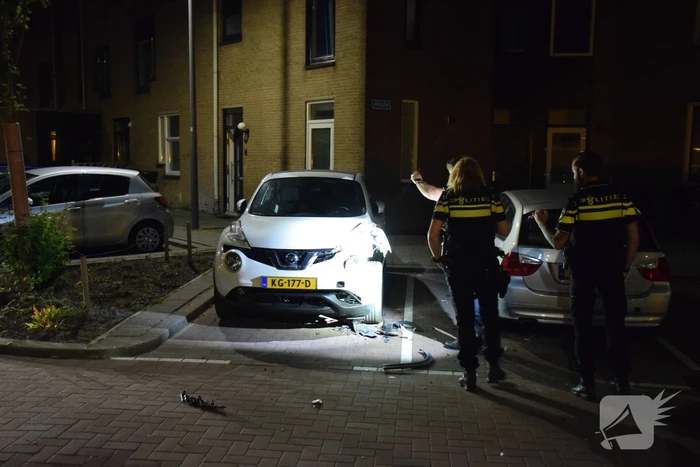 Auto zwaar beschadigd na explosie