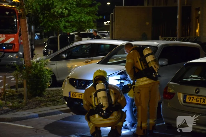 Auto zwaar beschadigd na explosie