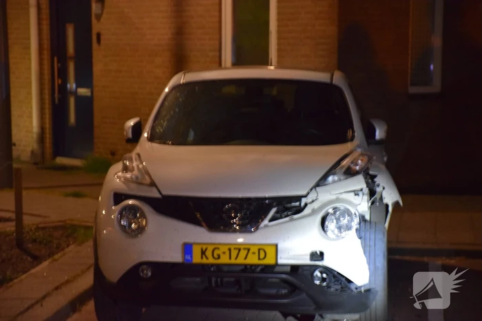 Auto zwaar beschadigd na explosie