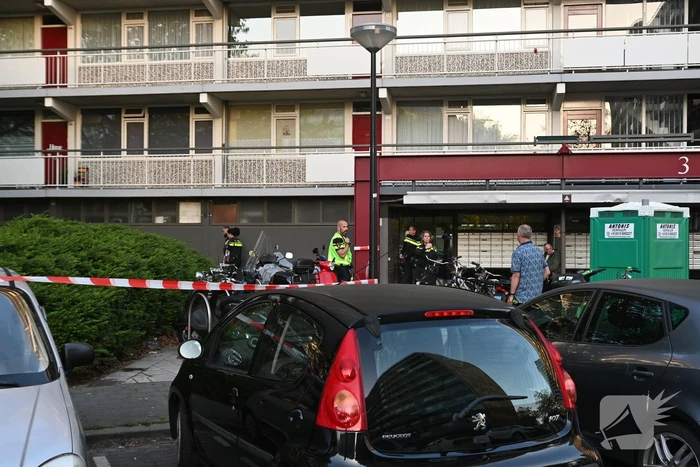Dode onder aan flatgebouw aangetroffen