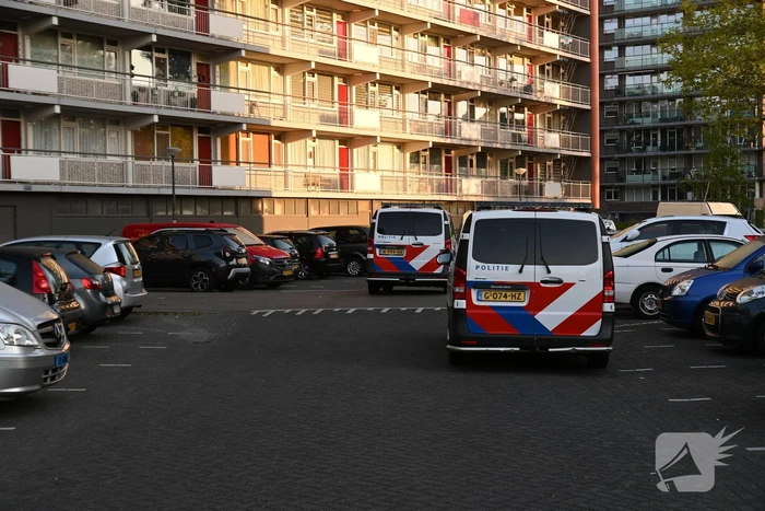 Dode onder aan flatgebouw aangetroffen